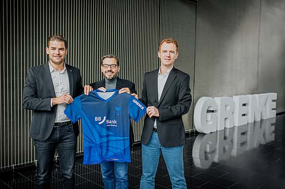 KSC-Geschäftsführer Michael Becker, Gilles Christ (Mitglied des Vorstands, GRENKE AG) und Dr. Sebastian Hirsch (Finanzvorstand, stellvertretender Vorstandsvorsitzender, GRENKE AG) freuen sich über die neue eSports-Partnerschaft.